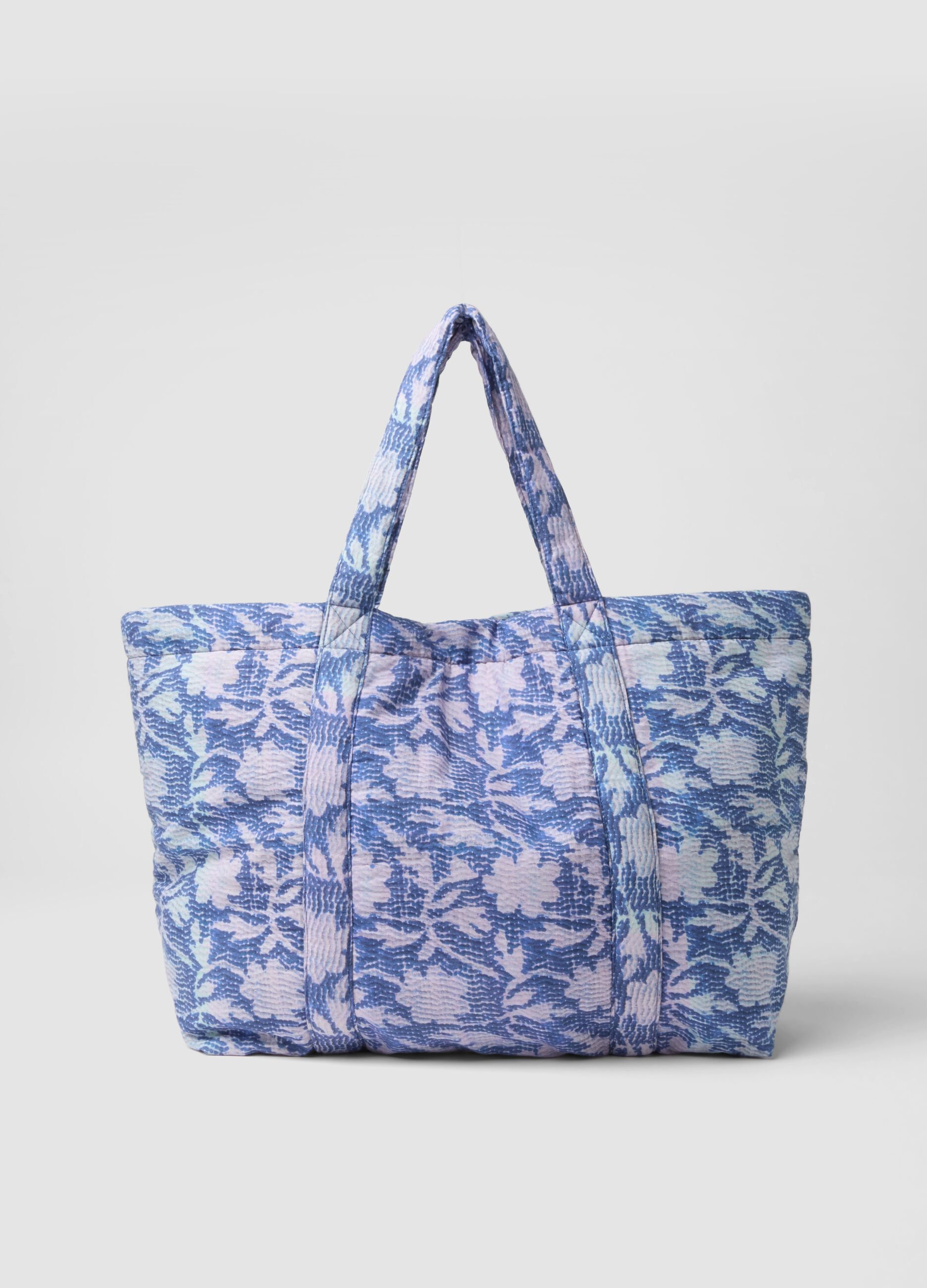 Blue quilted pure cotton beach bag with floral pattern