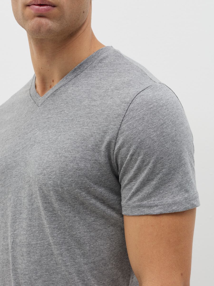 Organic cotton undershirt with V neck_3