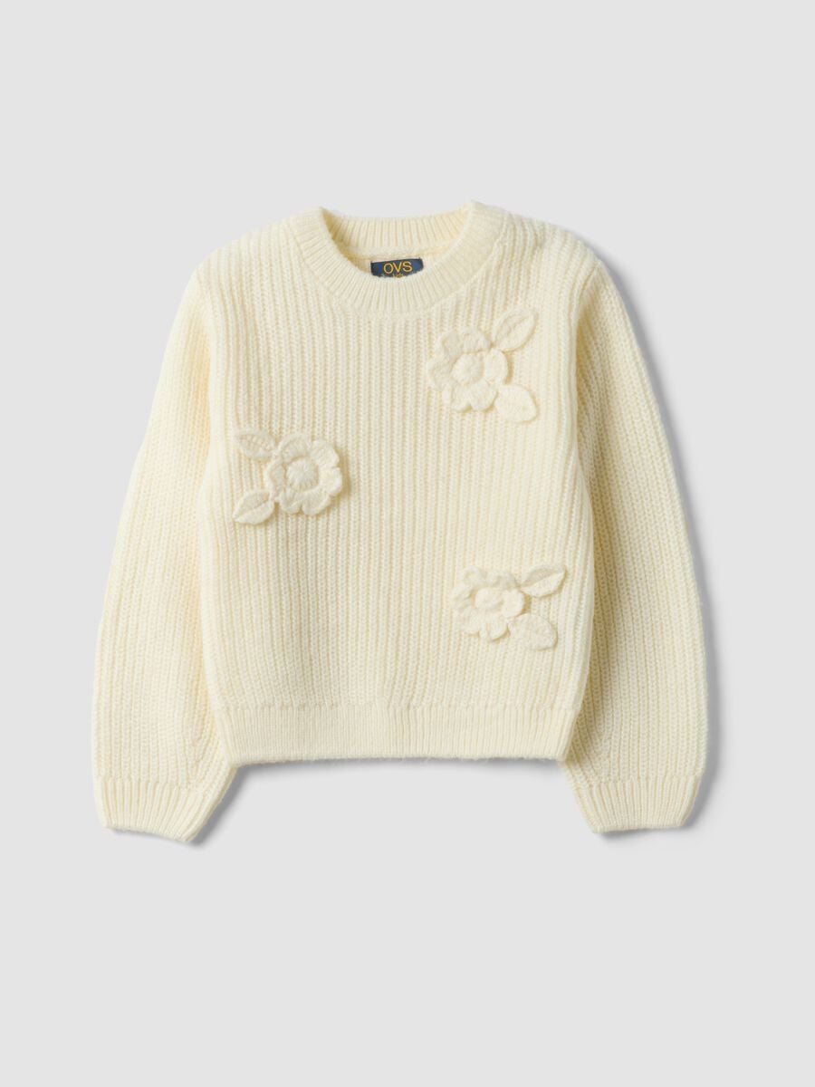 Maglia bianca a coste con girocollo e fiori applicati_0
