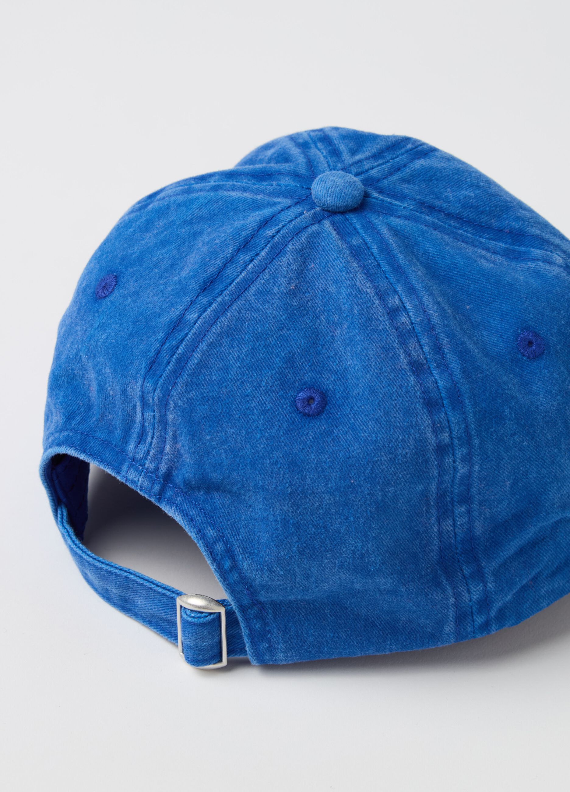 Baseball cap in denim with embroidery