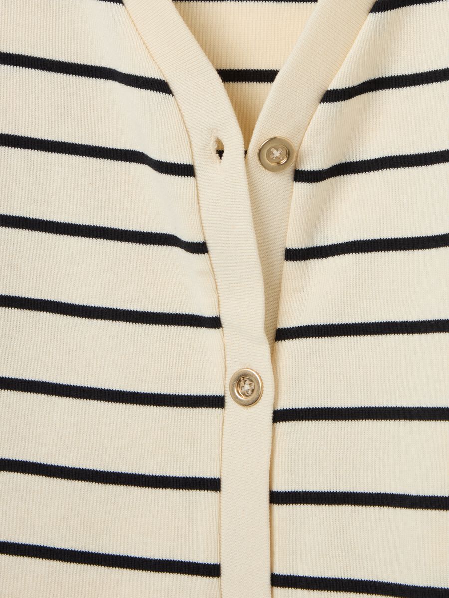 Striped cardigan with V neck_5