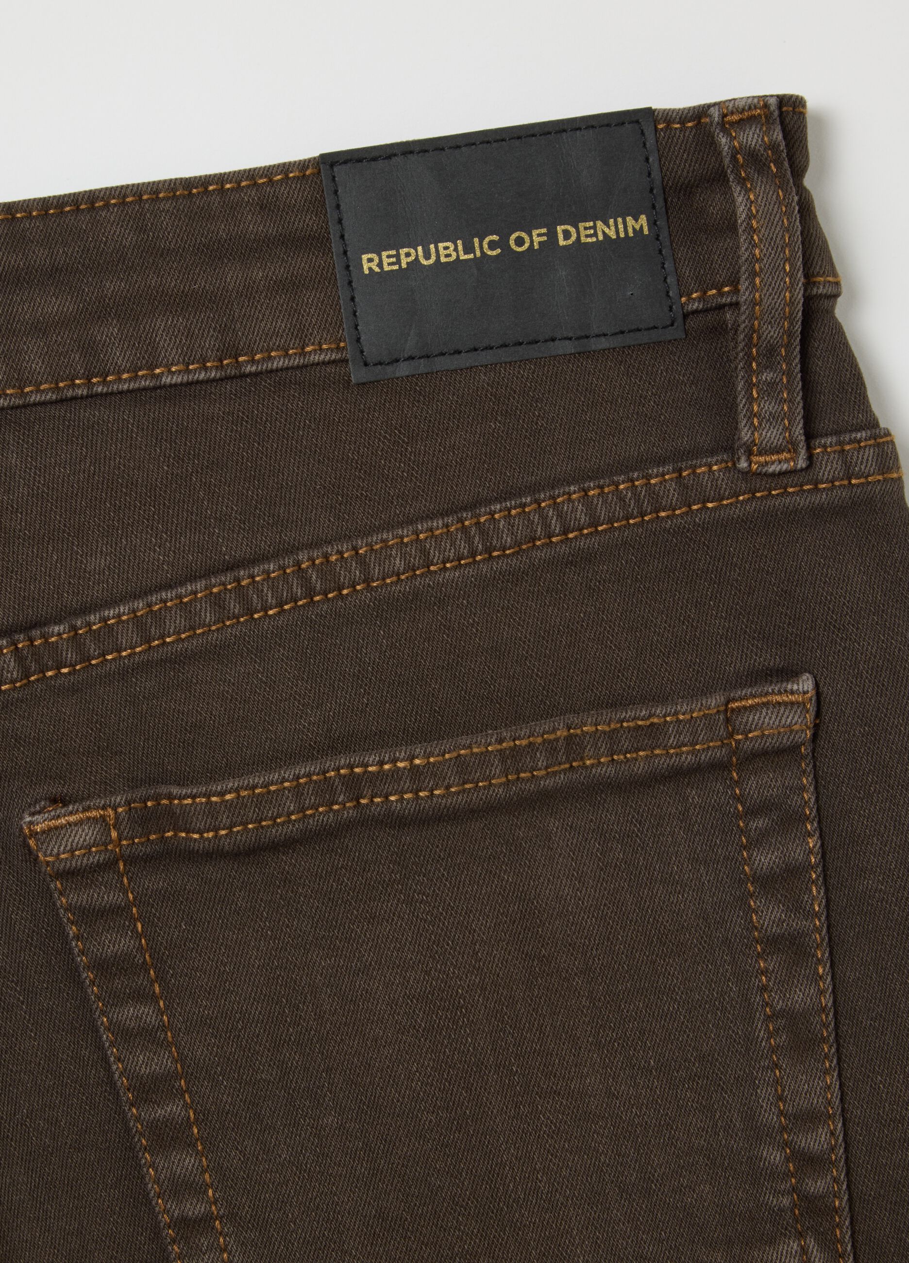Pantaloni slim fit marroni in denim