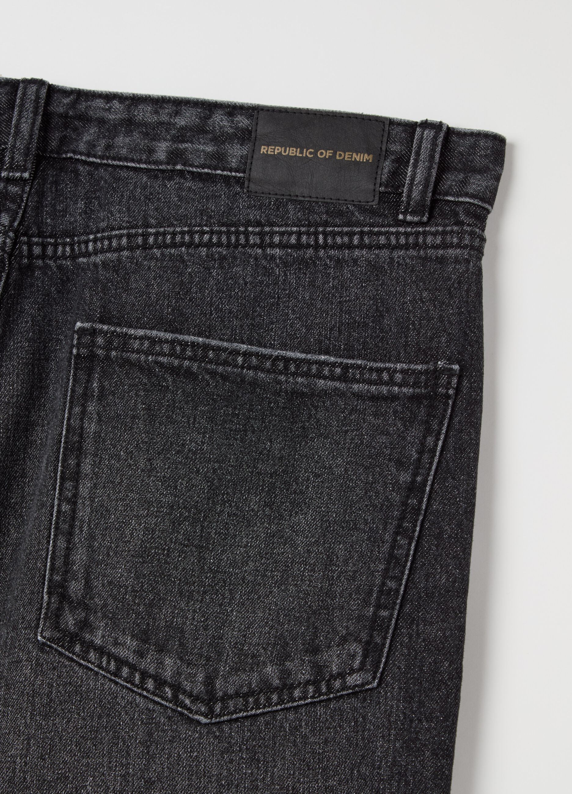 Jeans regular tapered fit con scoloriture
