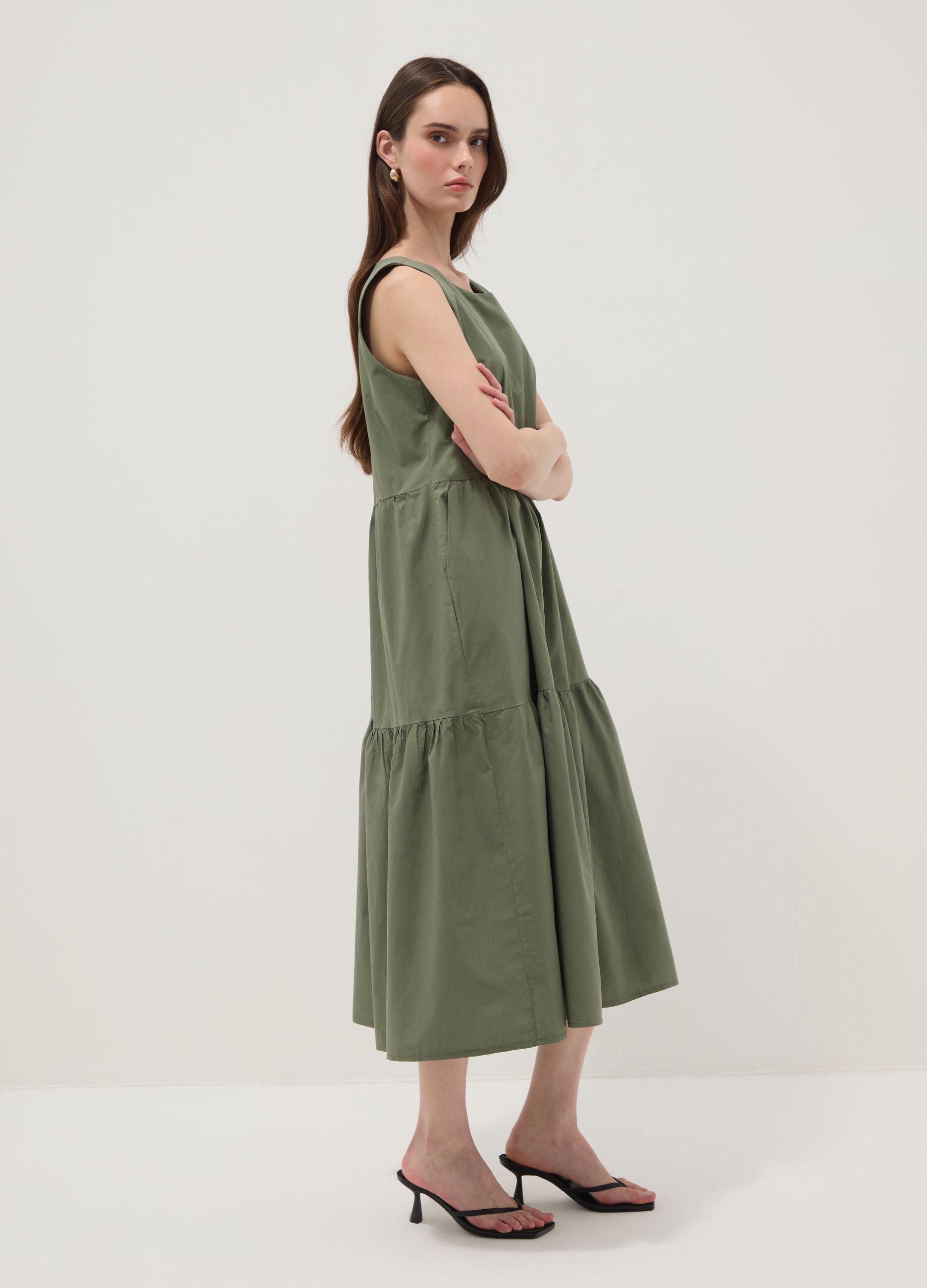 Abito verde smanicato in puro cotone con balze regular fit