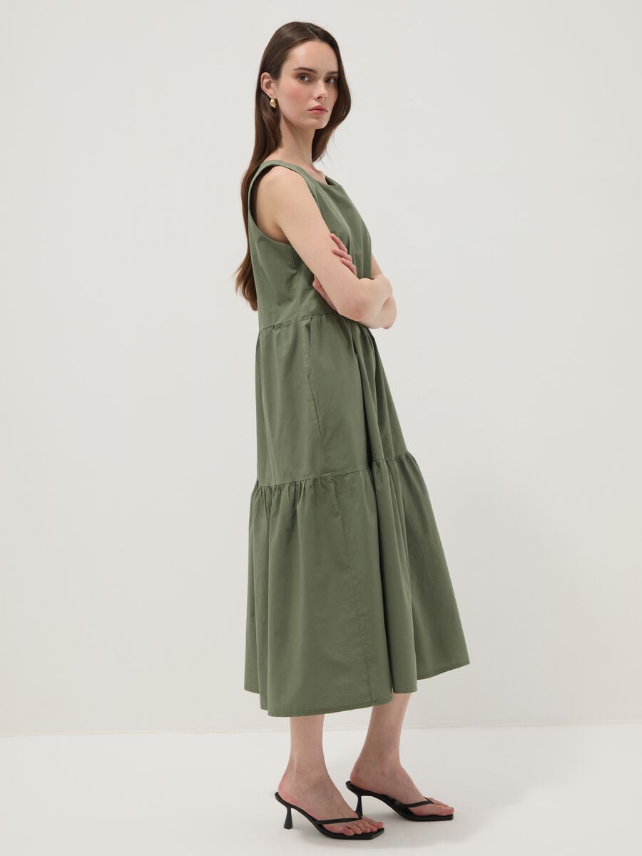Abito verde smanicato in puro cotone con balze regular fit_1