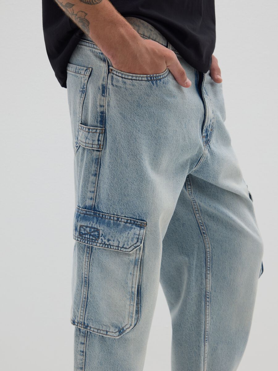 Jeans baggy in denim blu con tasche cargo_3