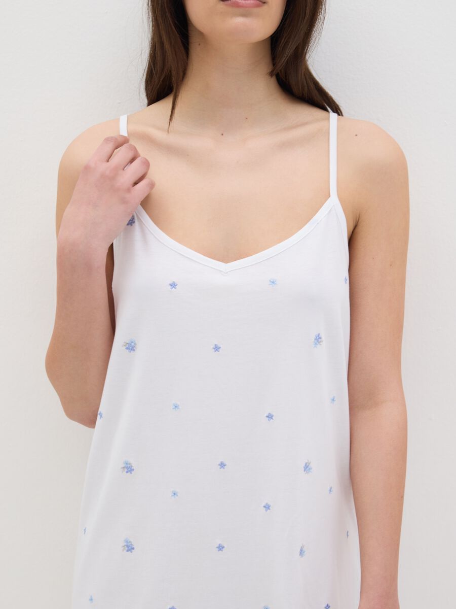Women's dress in pure white cotton with flowers_3