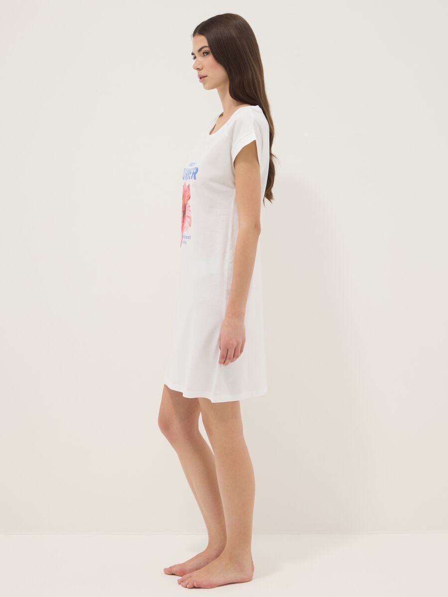Camicia da notte bianca in puro cotone organico regular fit con fiore_1