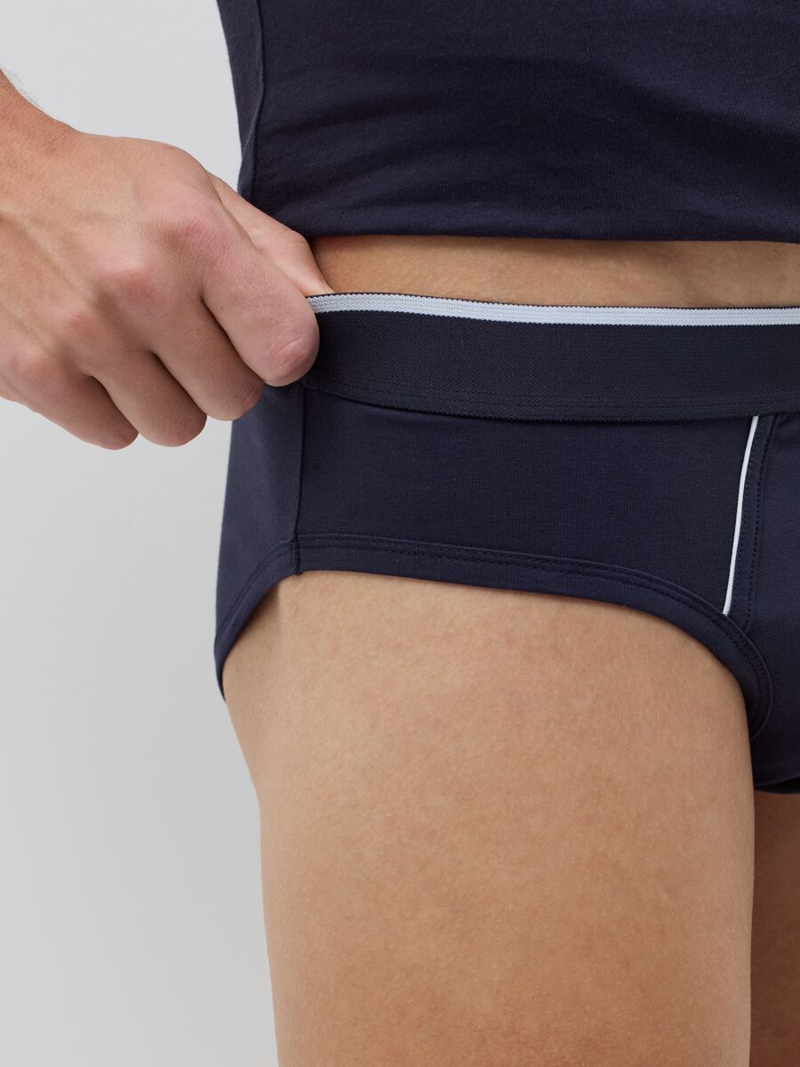 Two-pack briefs in Supima cotton with contrasting piping_2
