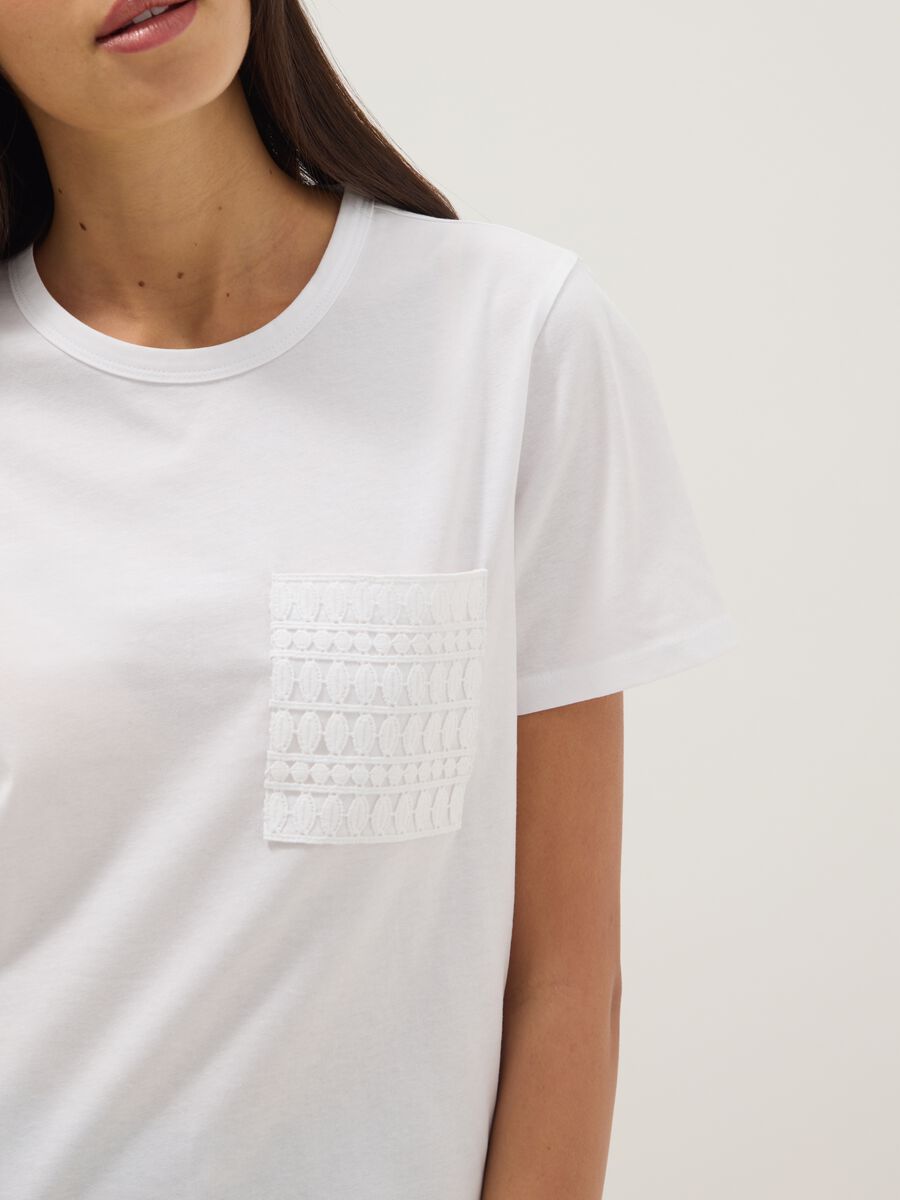 White pure cotton regular-fit T-shirt with embroidered chest pocket_3