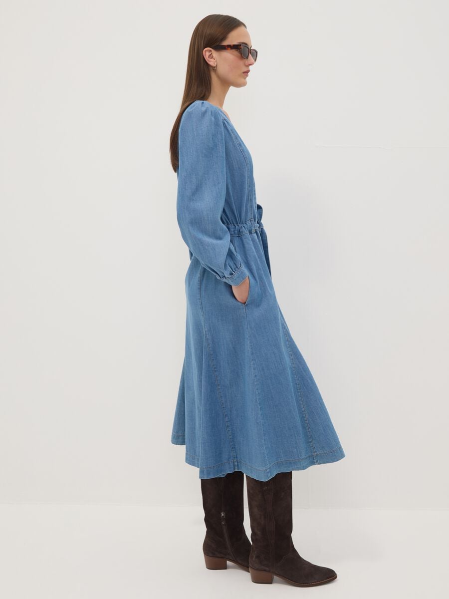 Abito denim blu in puro cotone con scollo profondo a V regular fit_2