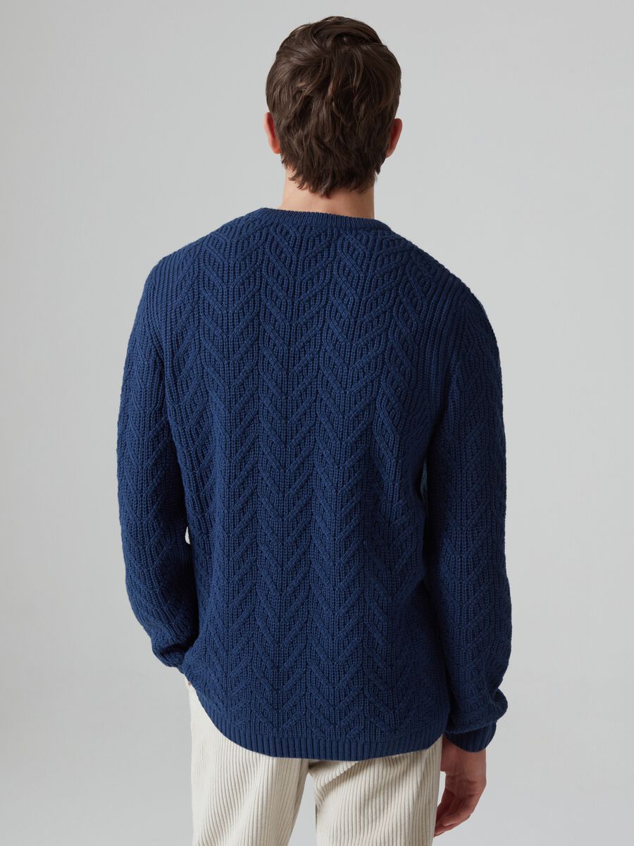 Pullover con lavorazione a trecce traforate_2