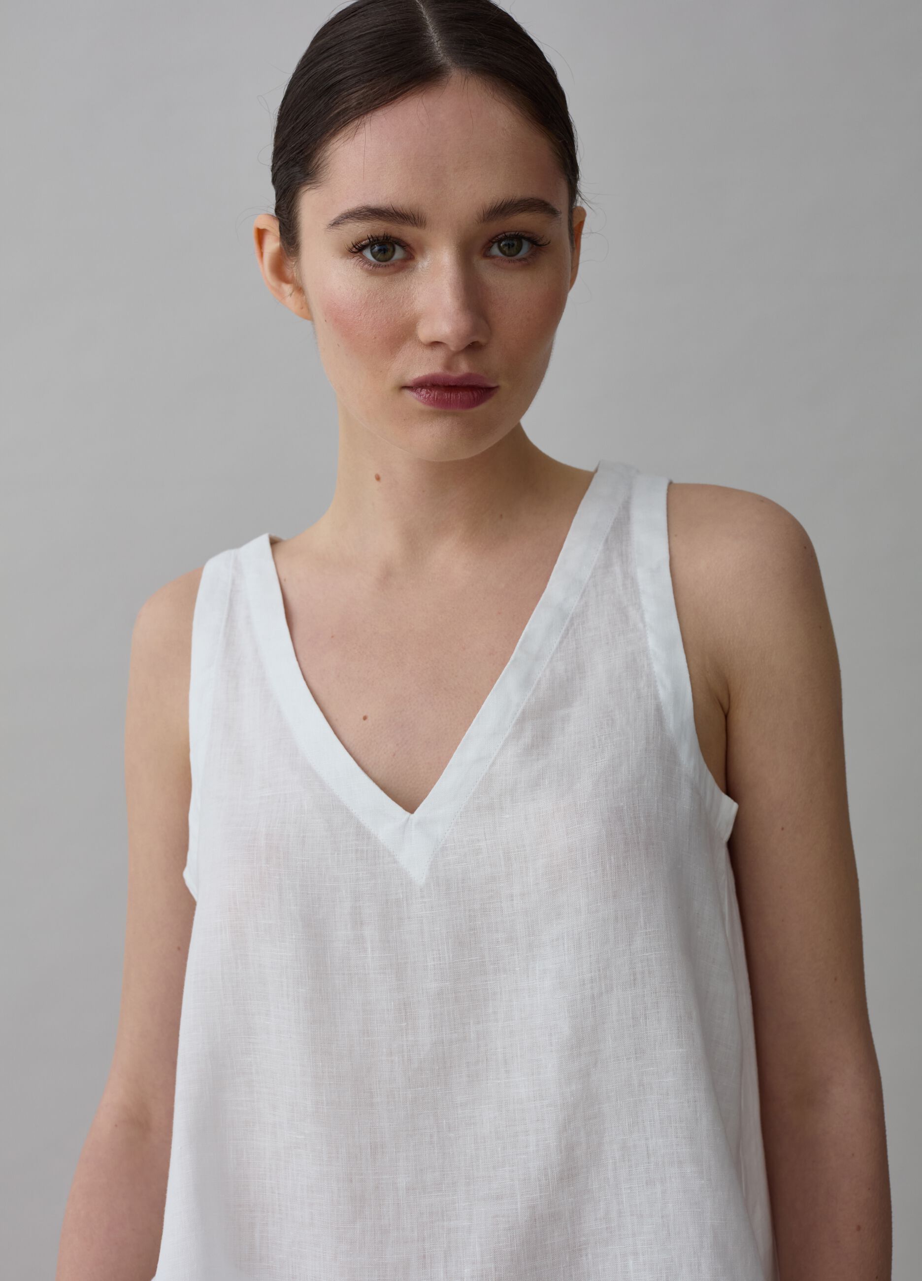 Blusa smanicata in lino scollo a V