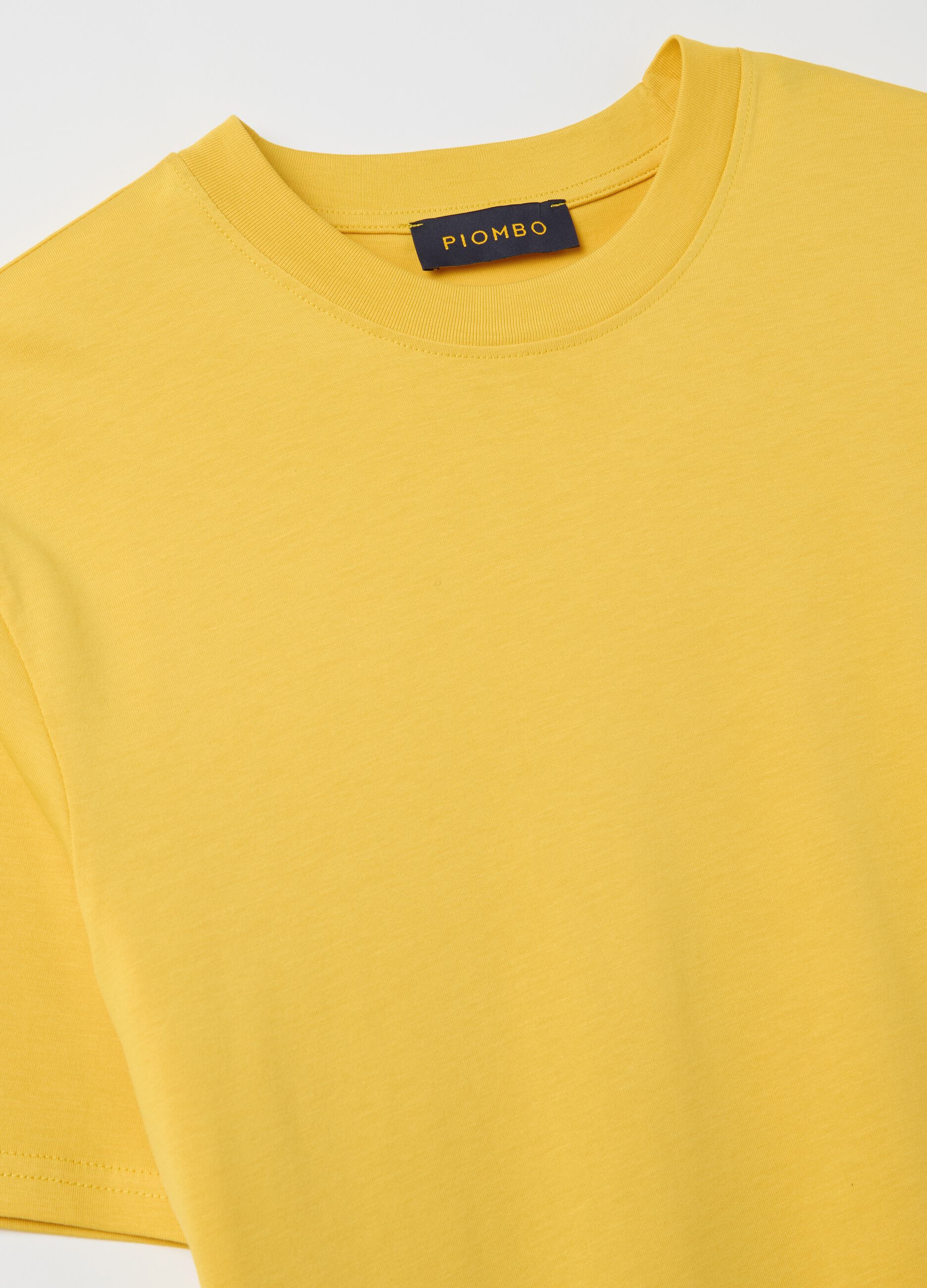 Plain cotton T-shirt with round neck.