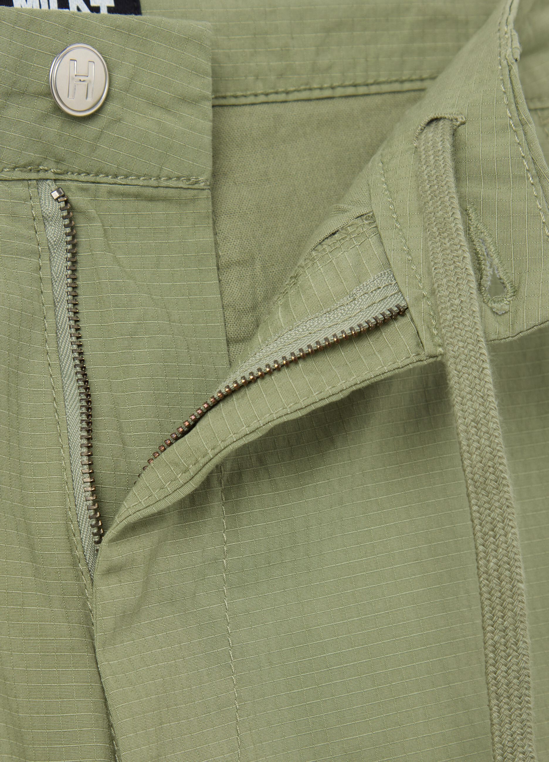 Men’s green cargo shorts in stretch cotton with regular fit