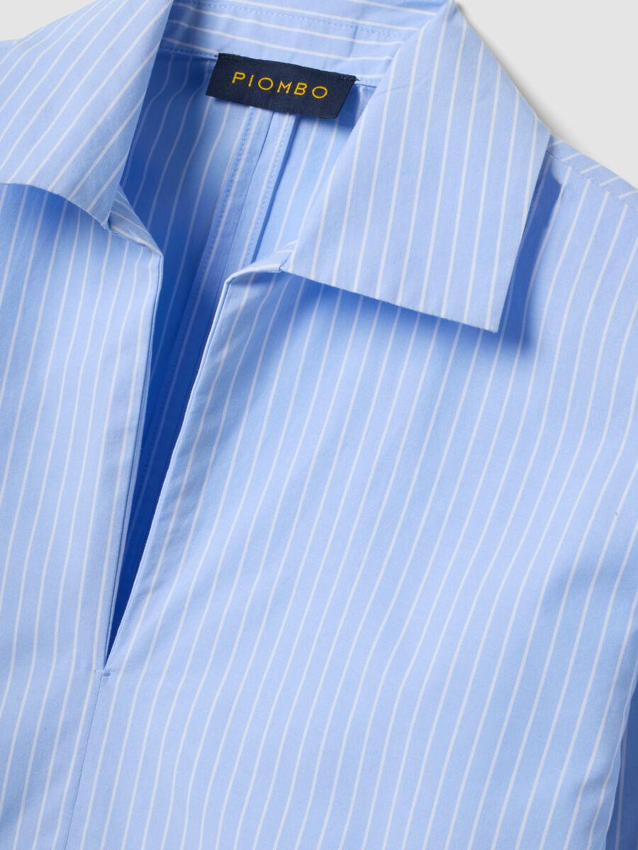 Camicia azzurra a righe in popeline di puro cotone con scollo a V_5