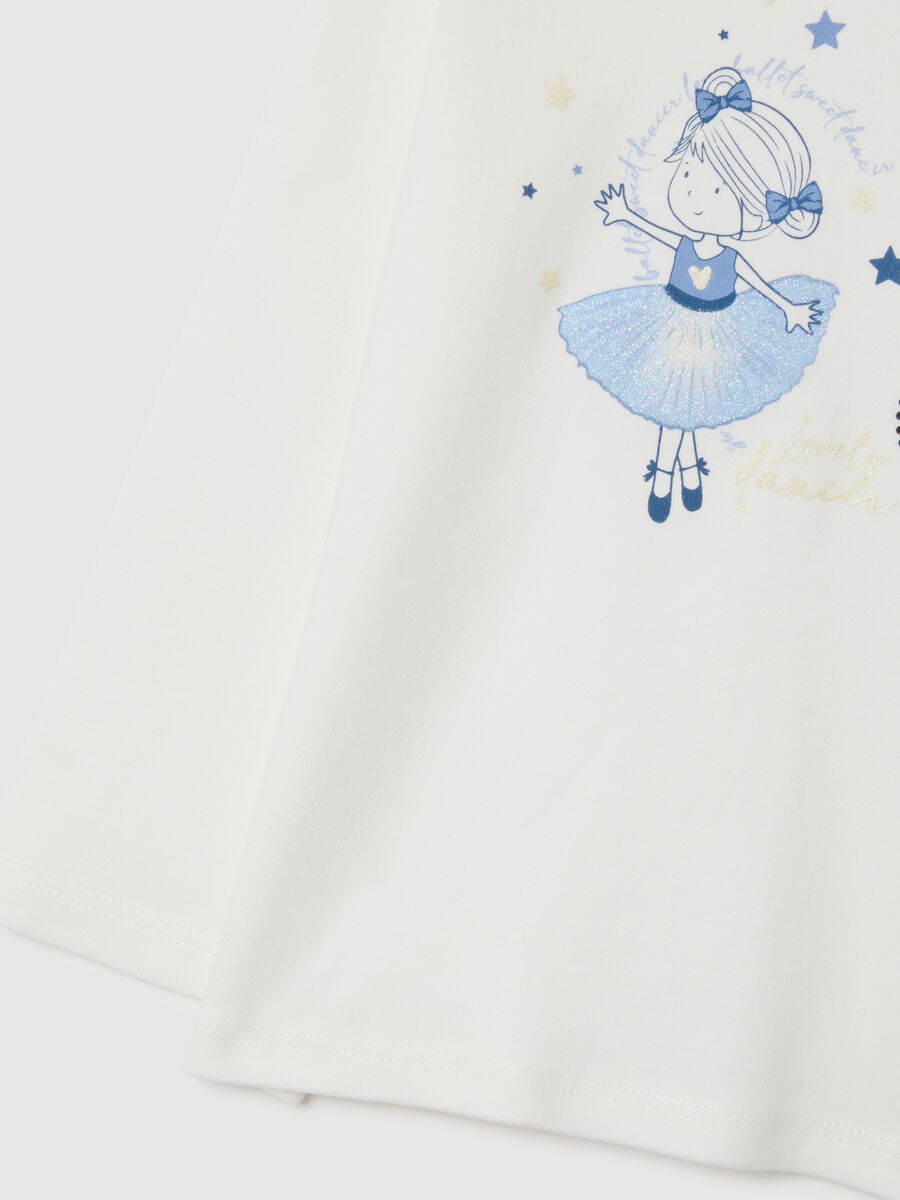 White long-sleeve top with high collar_2