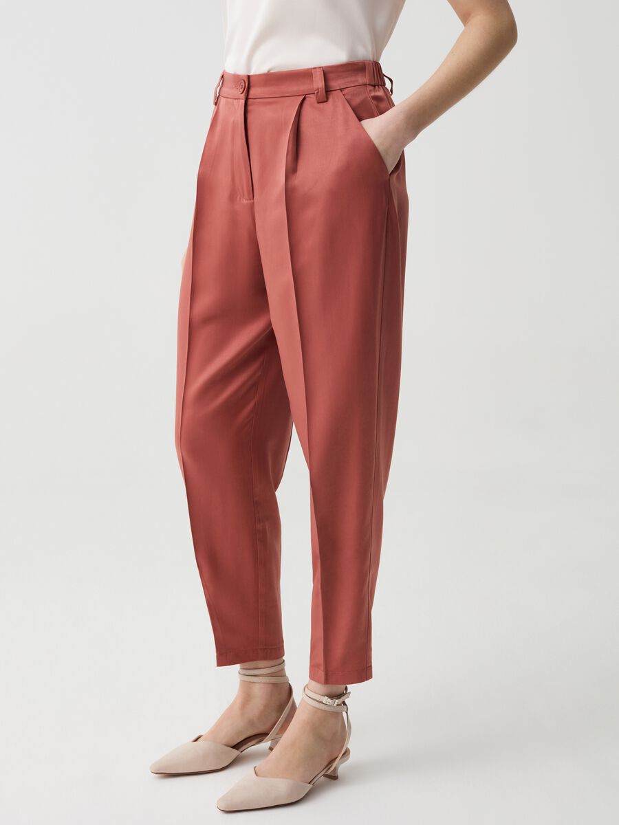 Elegant cigarette trousers with darts_1
