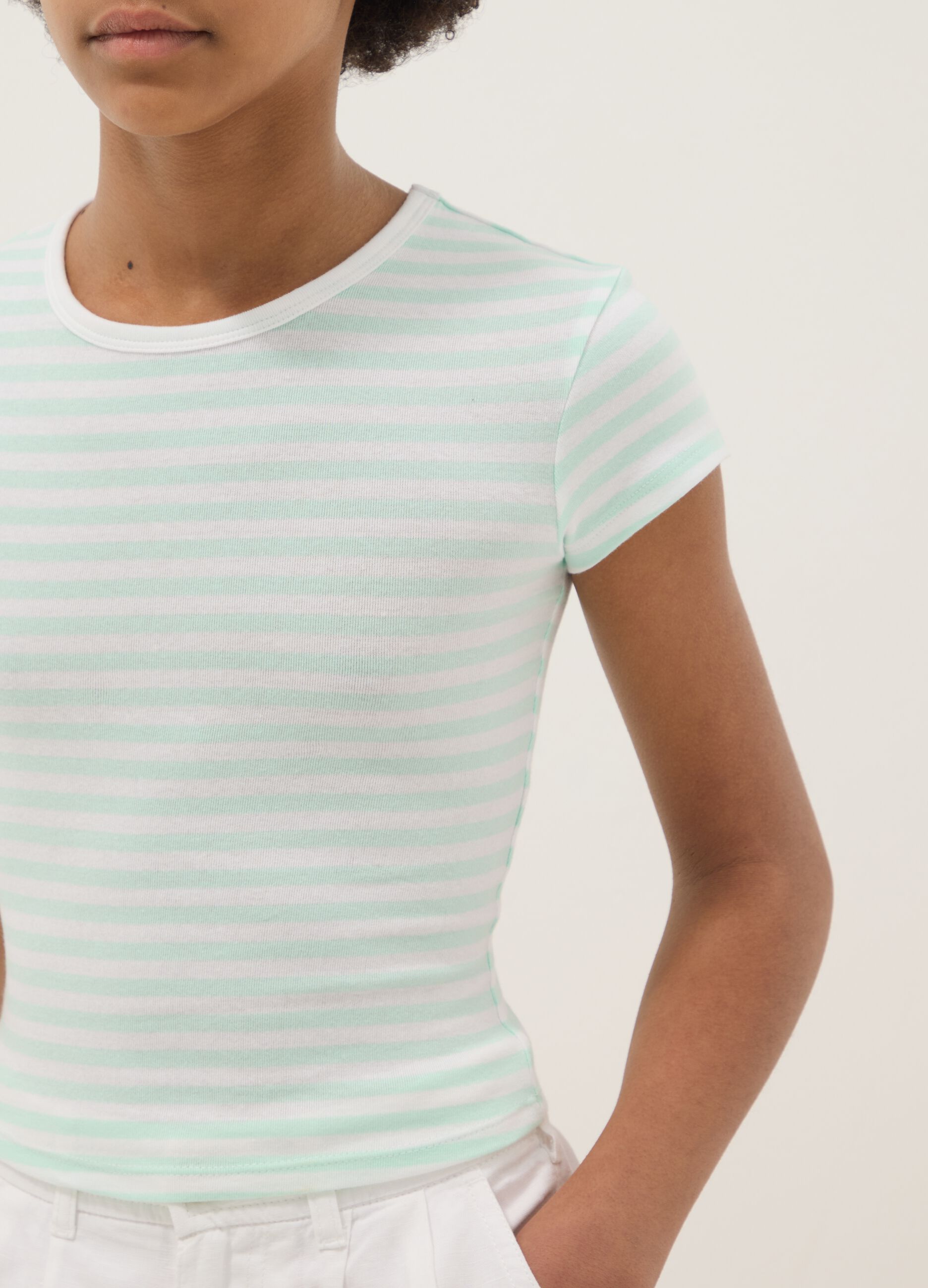 T-shirt fitted in cotone elasticizzato da ragazza a righe multicolor