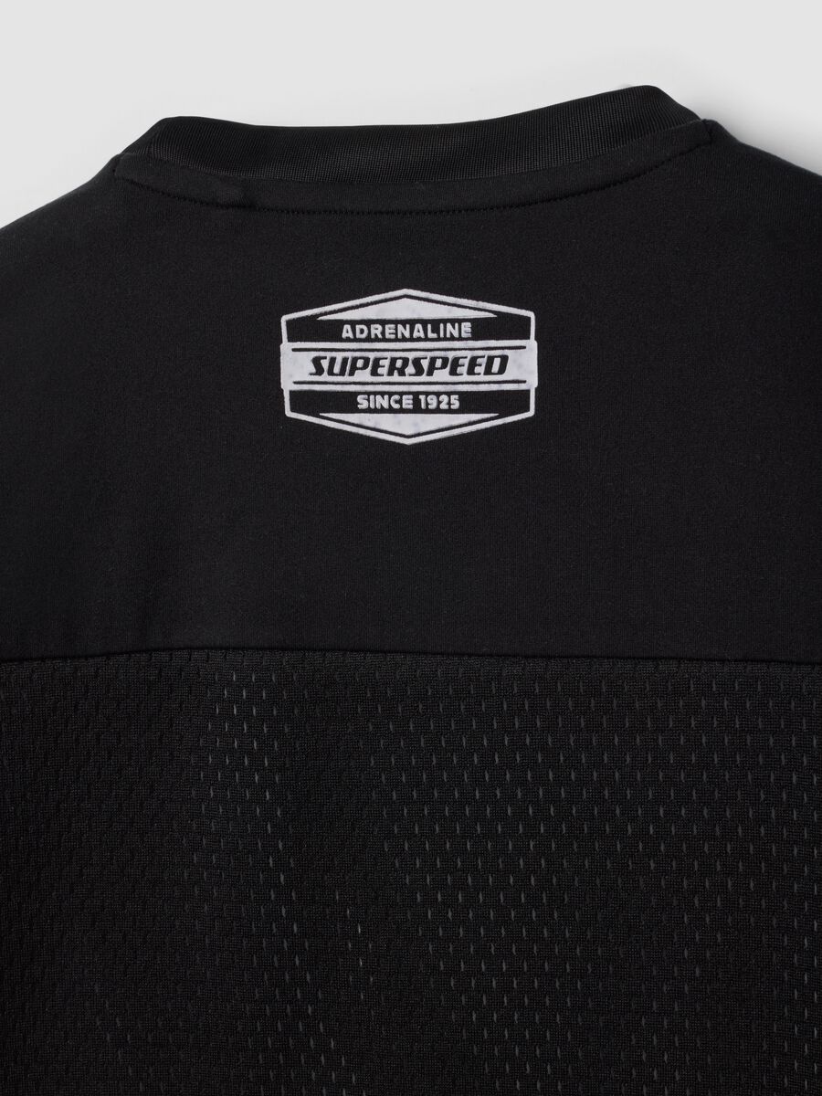 T-shirt nera in puro cotone con girocollo e stampa street relaxed fit_3