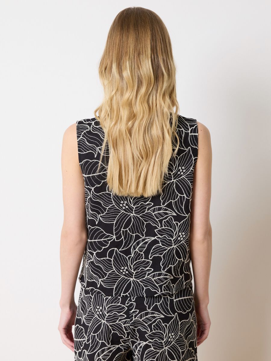 Sleeveless top with floral embroidery_3