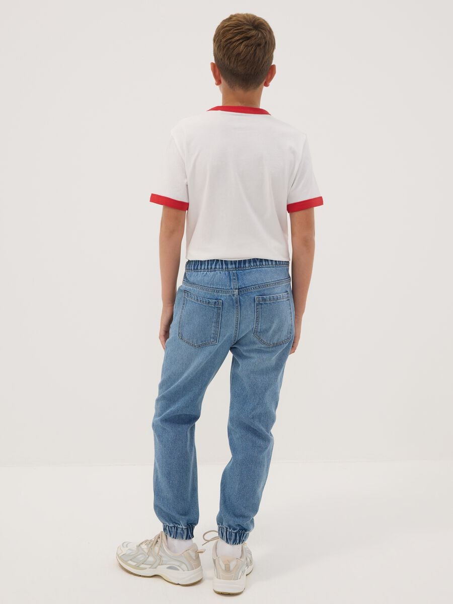 Jeans jogger denim blu in misto cotone e viscosa per ragazzo_2