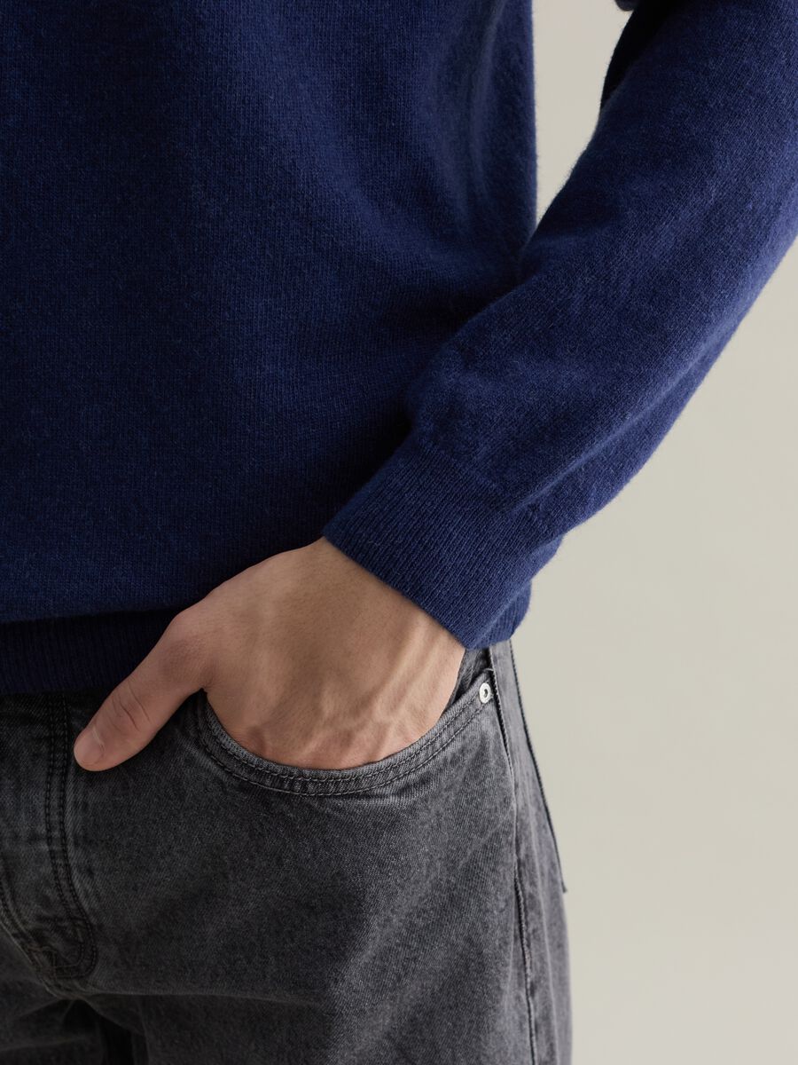 Lambswool pullover with V neck_2