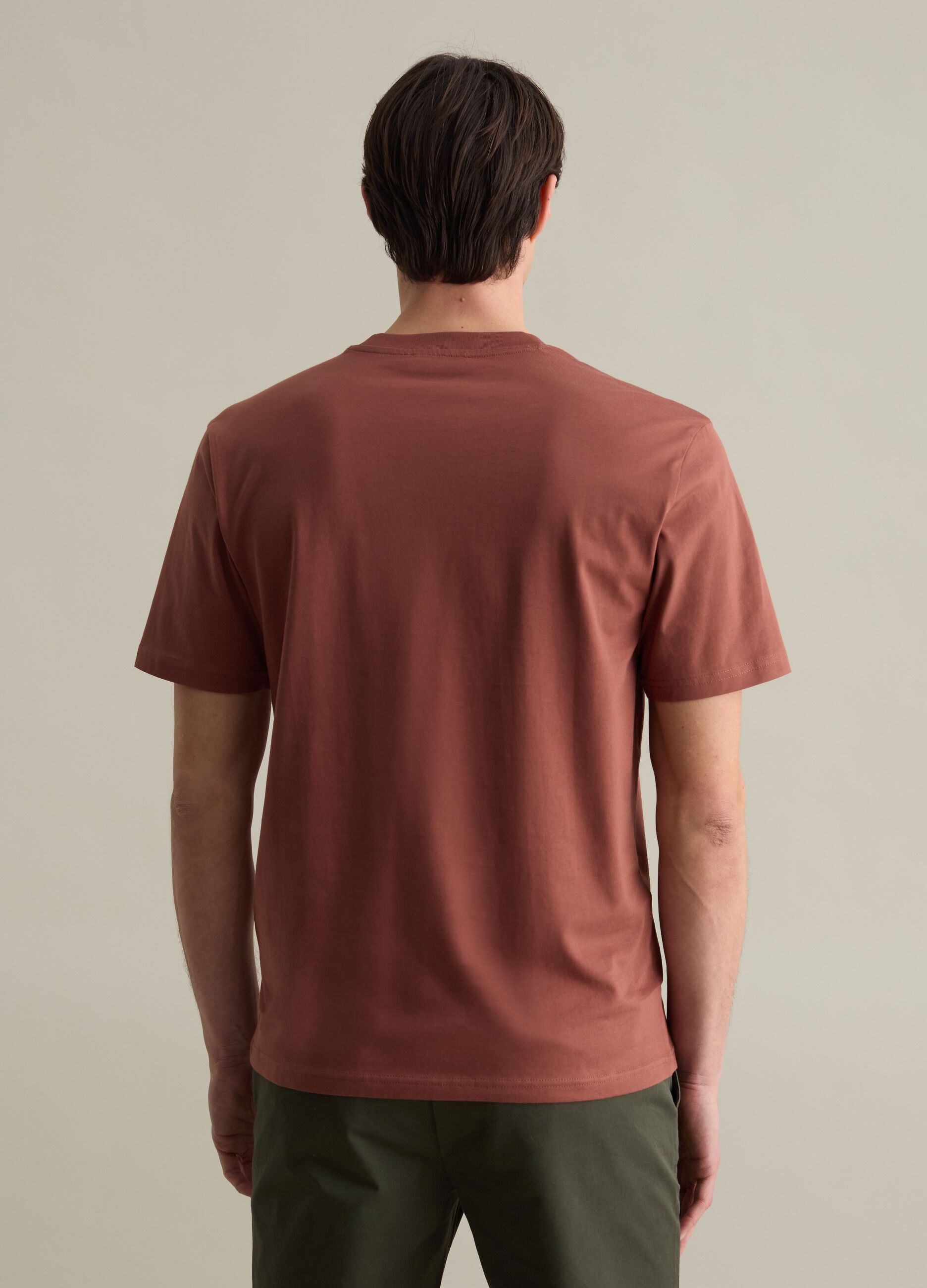 Plain cotton T-shirt with round neck.