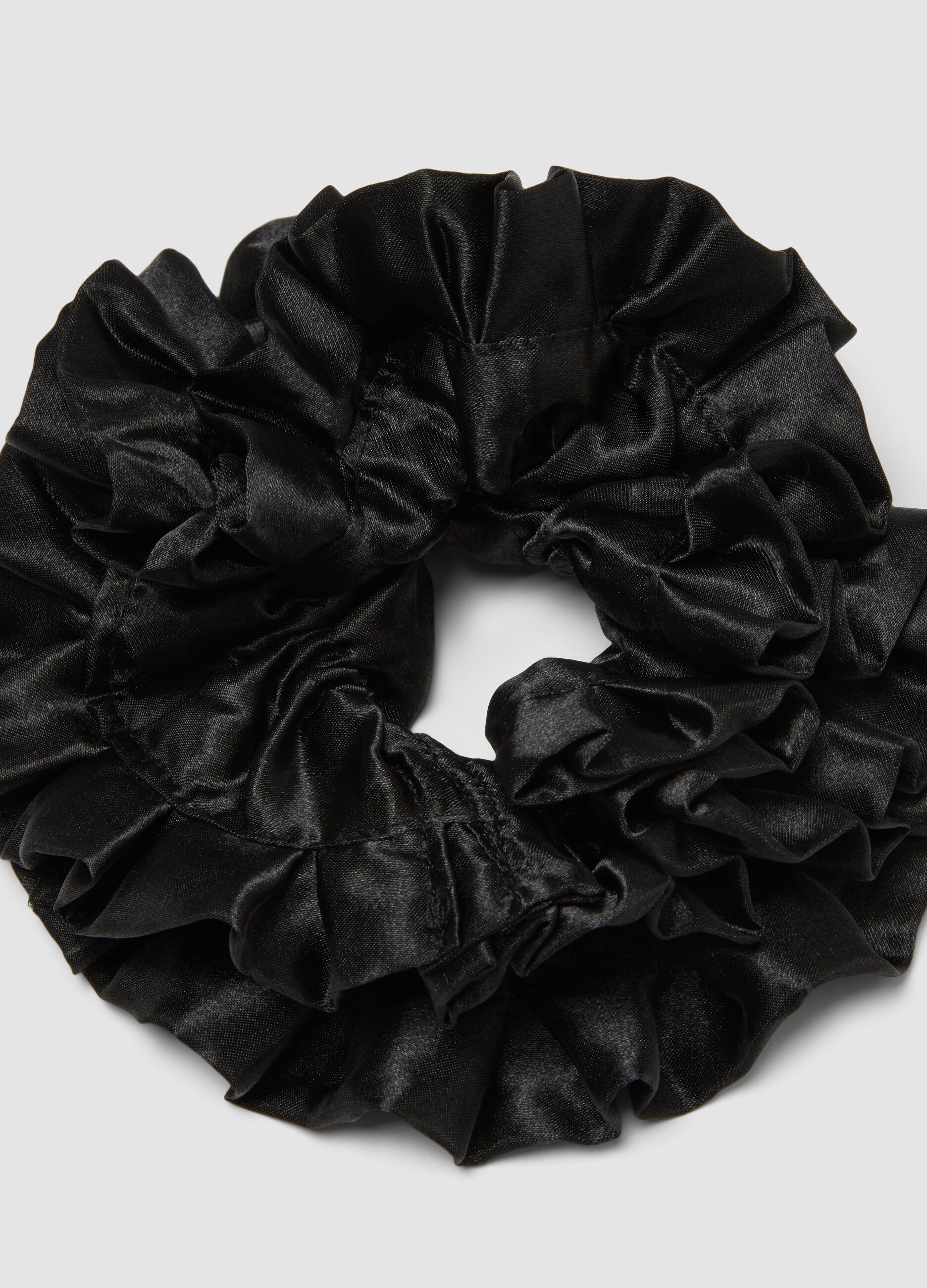 Scrunchie nero arricciato effetto satinato