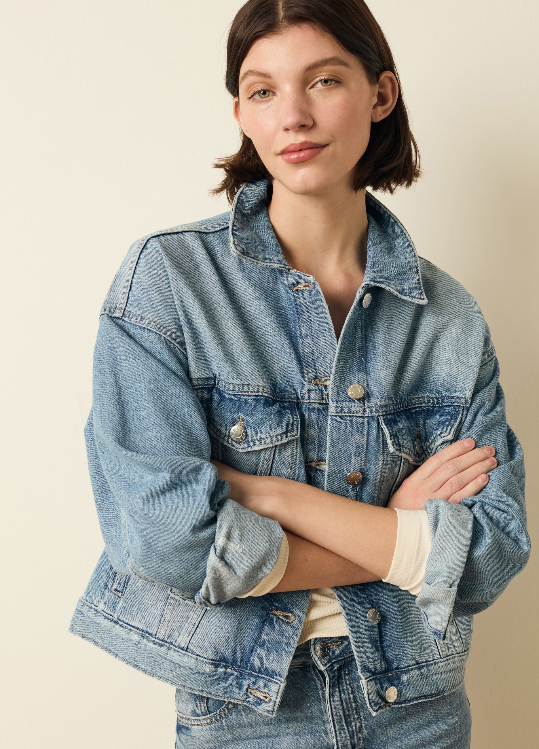 Giacca corta in denim acid wash