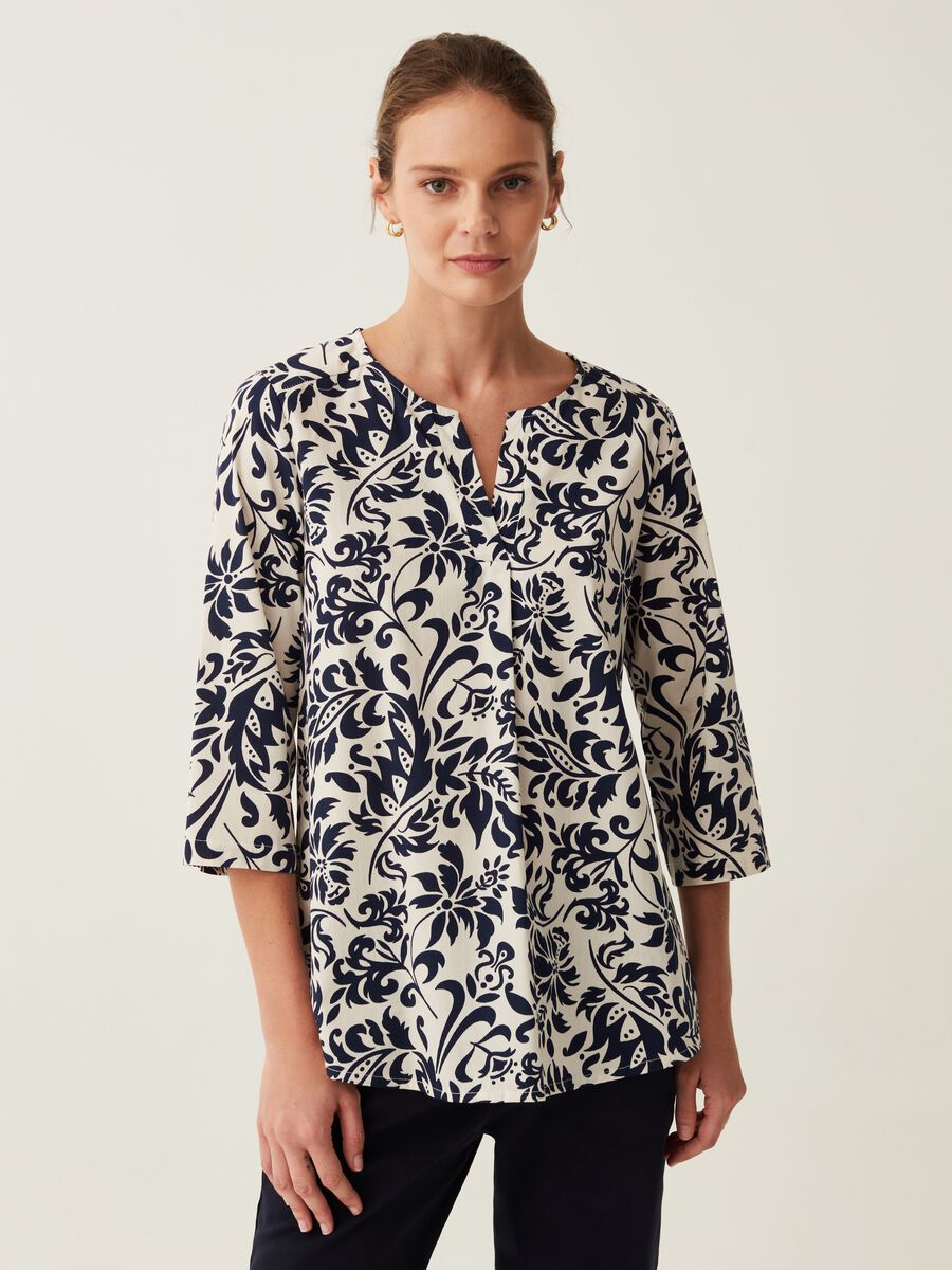 Blusa floreale con maniche a tre quarti_0