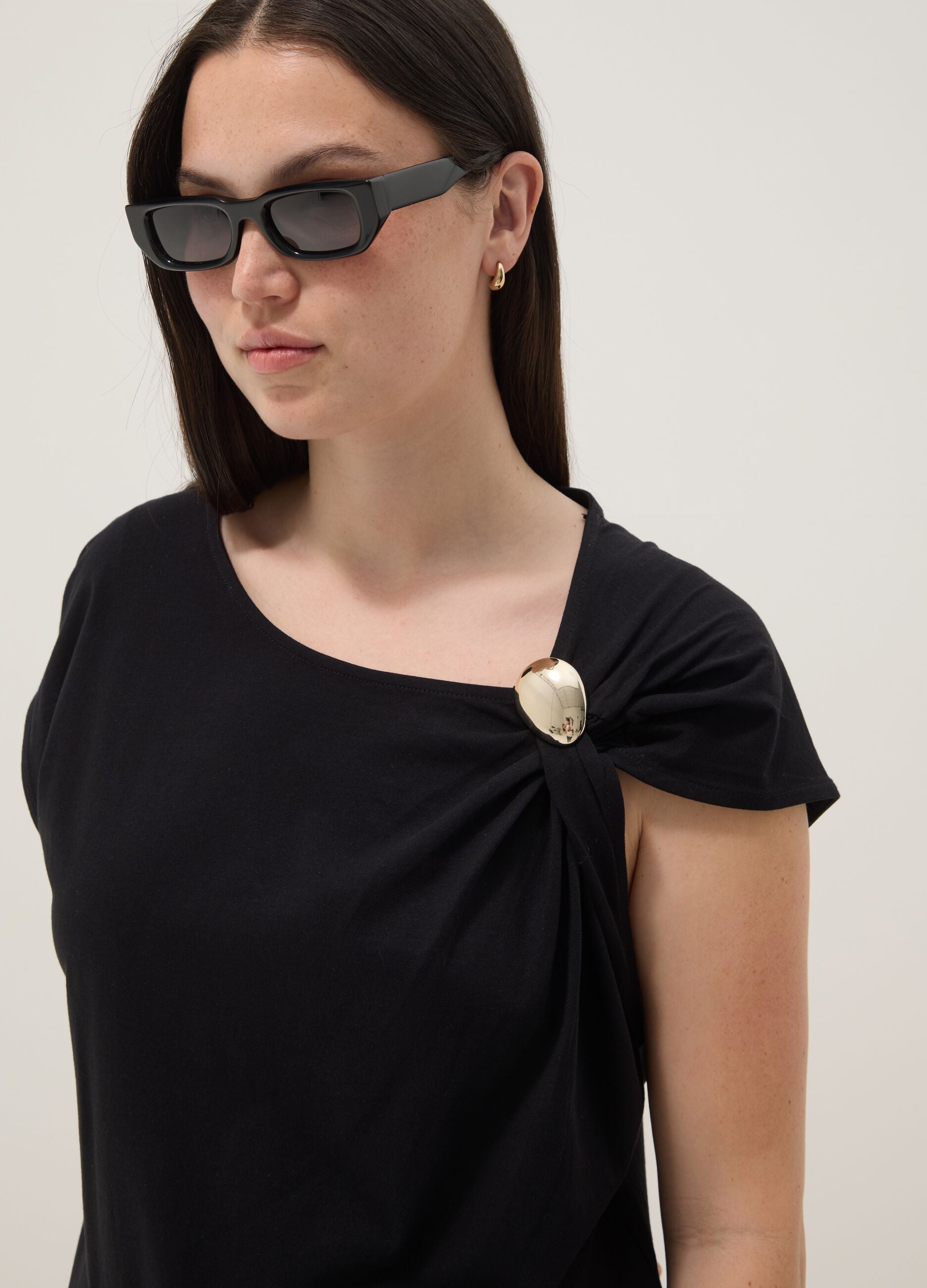 Black pure cotton T-shirt with draping and brooch
