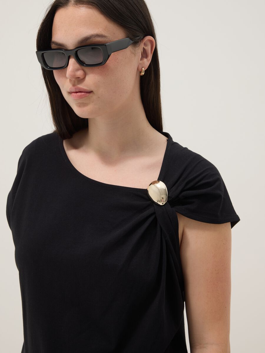 Black pure cotton T-shirt with draping and brooch_0