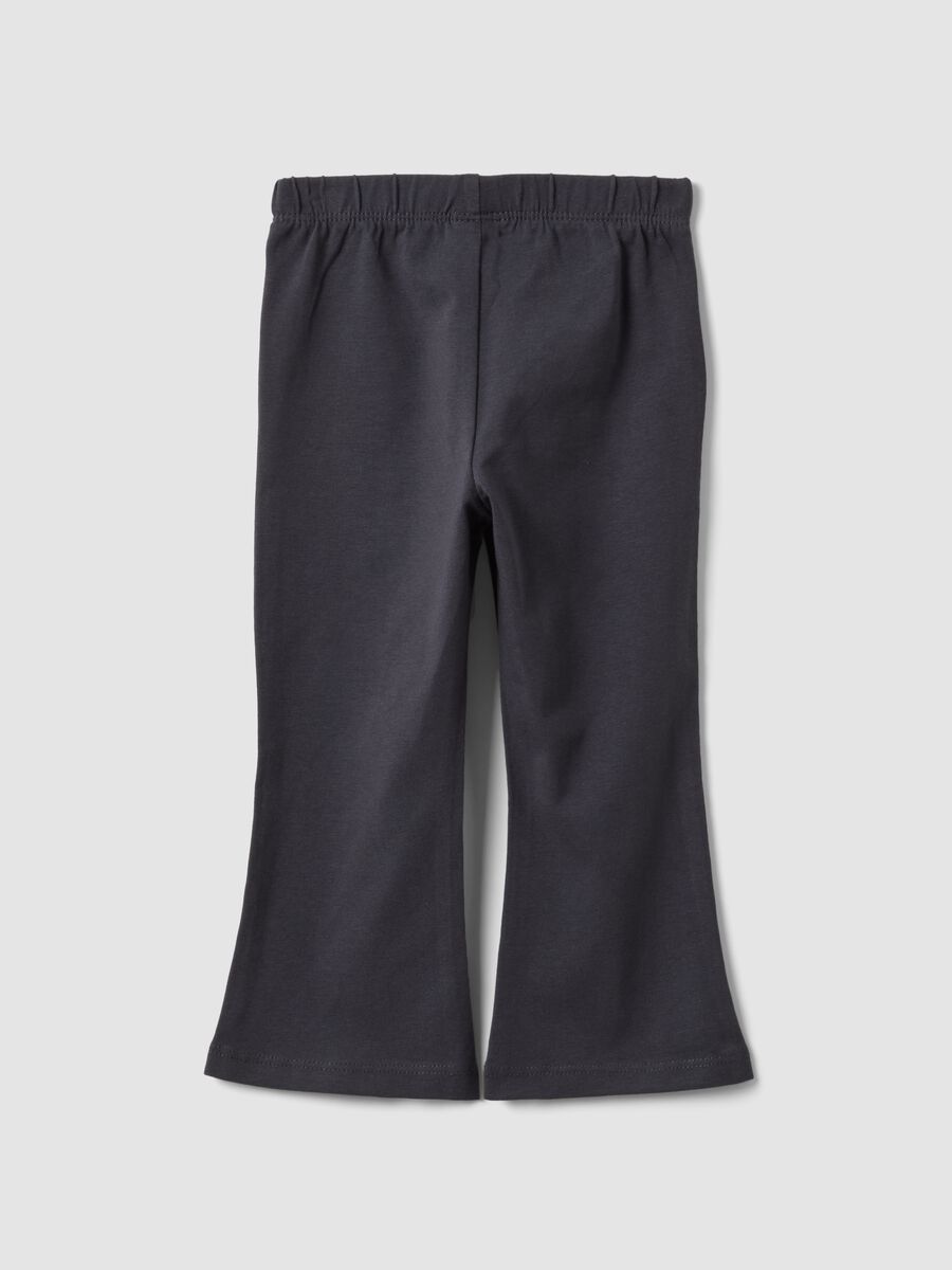 Leggings flare neri in misto cotone organico elasticizzato con stampa cuore per bimba_1