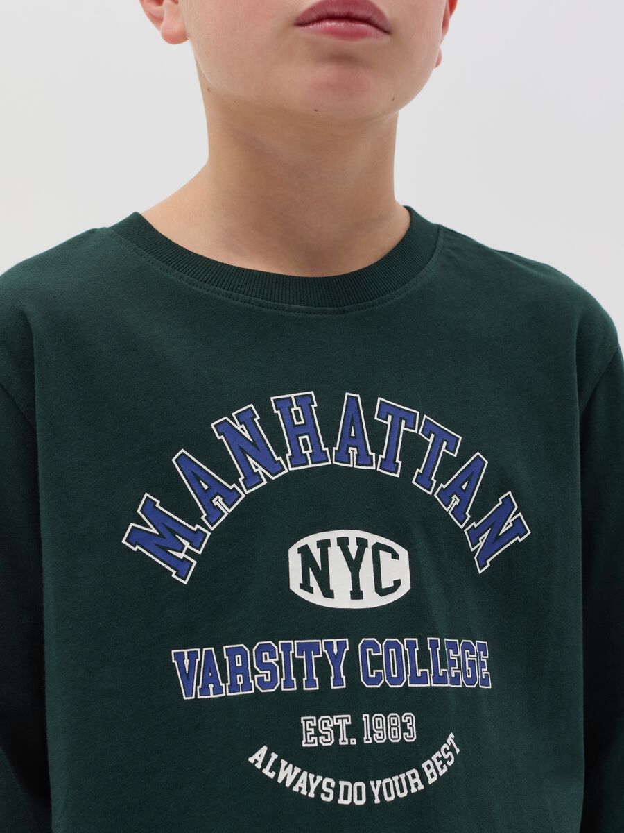 T-shirt a maniche lunghe con stampa college_1