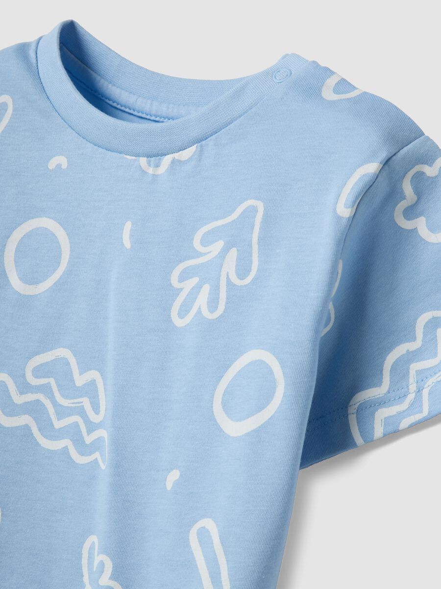 Pigiama corto azzurro in puro cotone da neonato con motivo marittimo_2