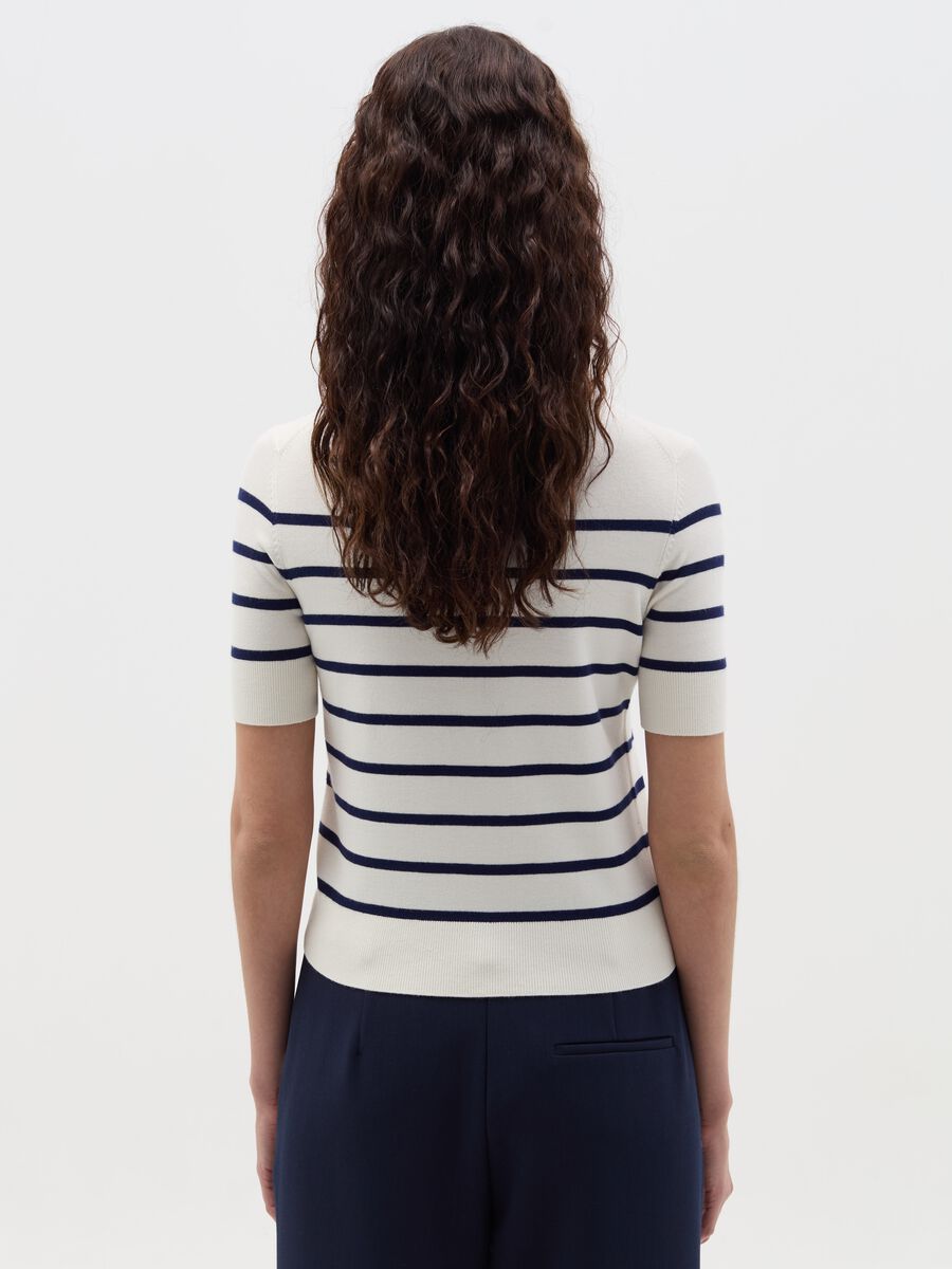 Short-sleeved top with striped design_3