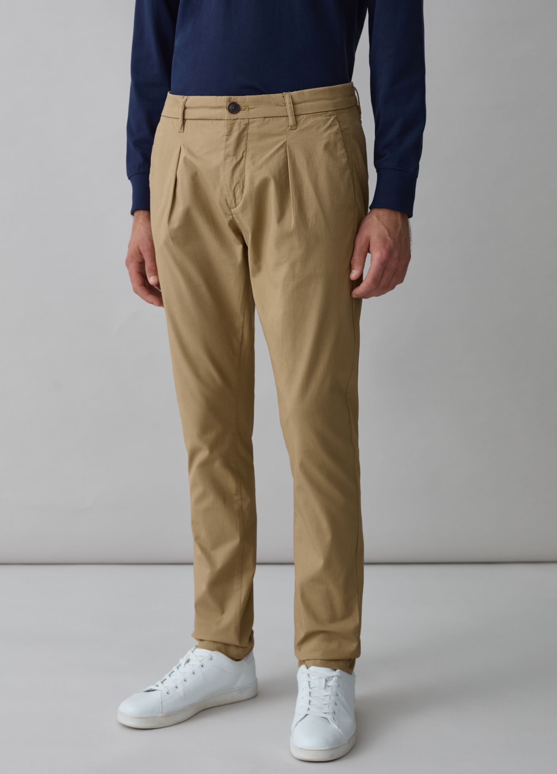 Chino trousers with ripstop weave