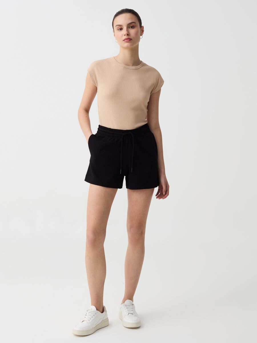 Essential shorts with raised stitching_0