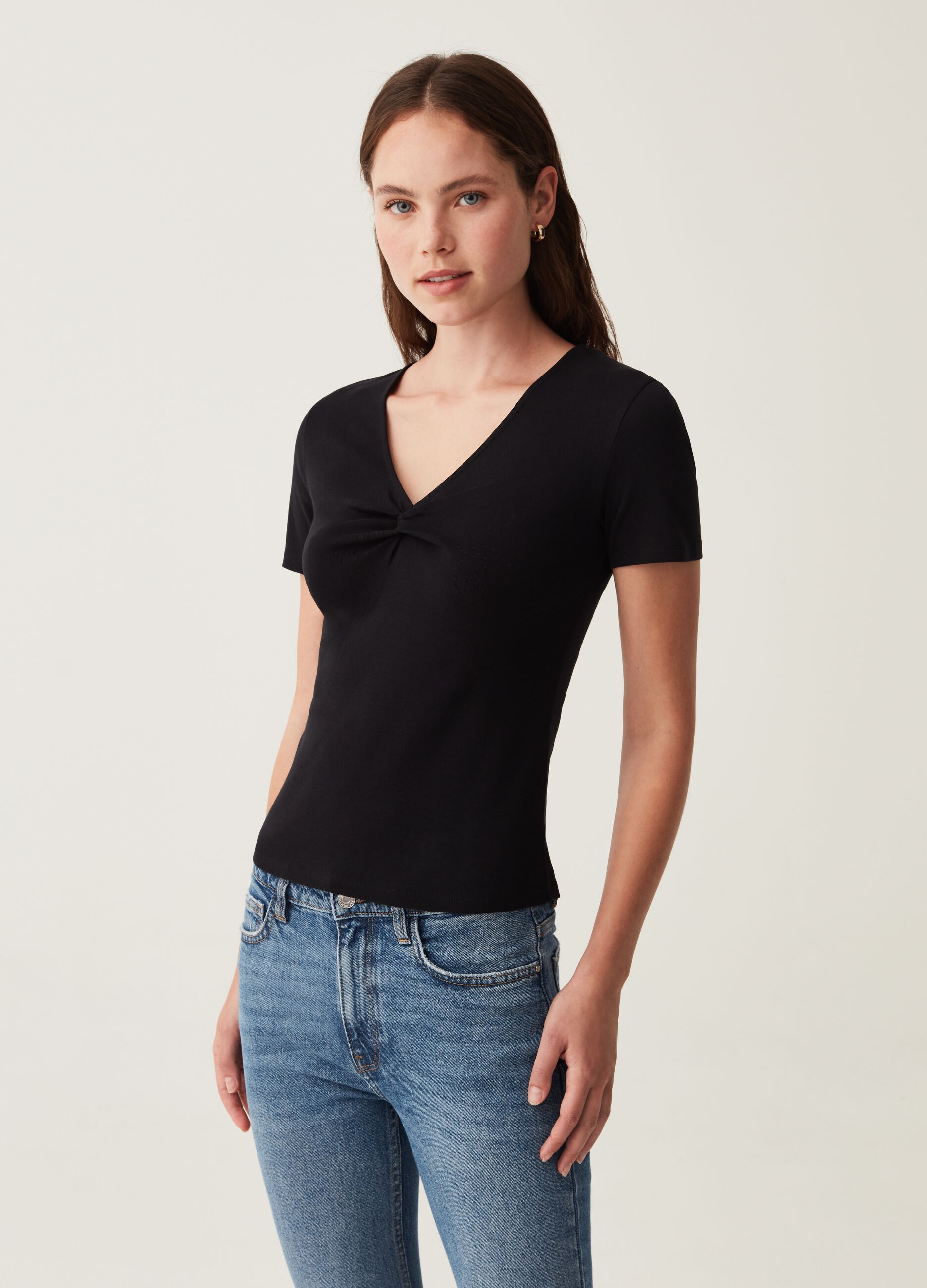 T-shirt con scollo a V e nodo_0