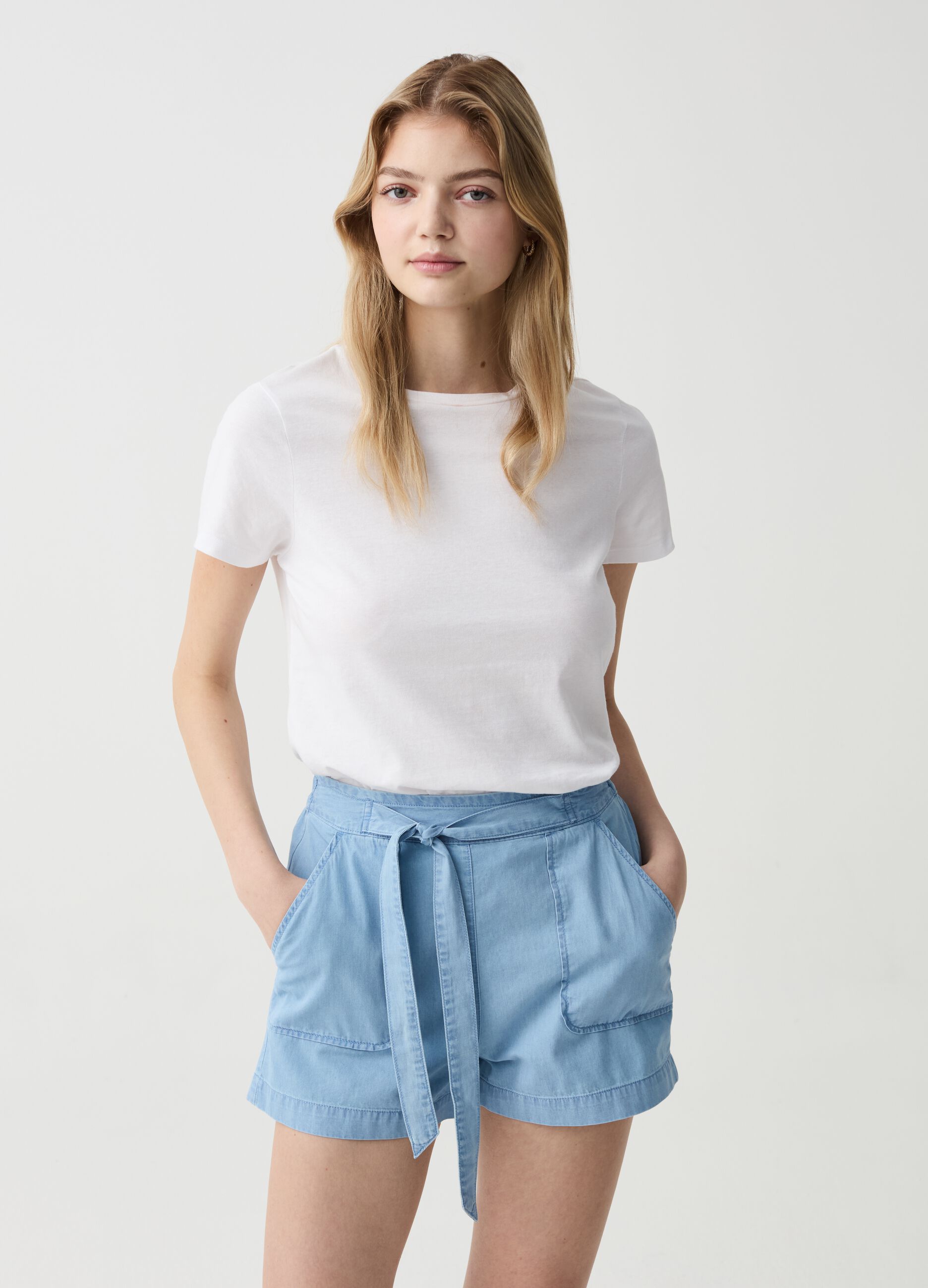 Fluid denim shorts with belt