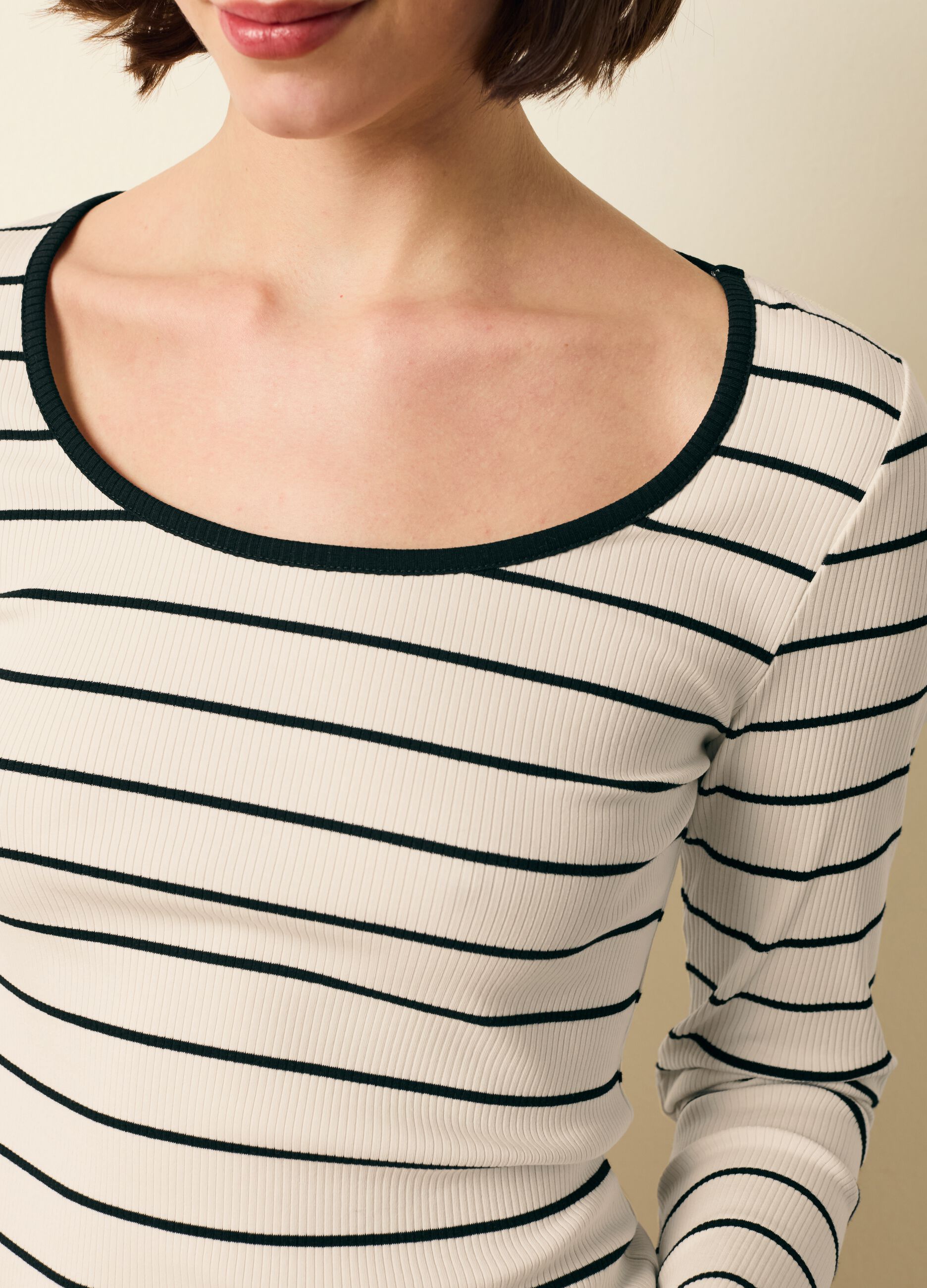T-shirt a costine fantasia a righe