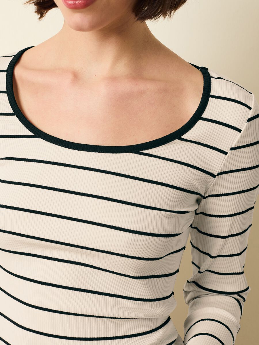 T-shirt a costine fantasia a righe_0