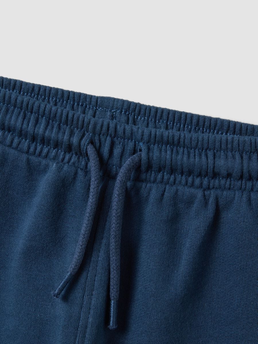 Pantaloni jogger blu in puro cotone organico con coulisse per bimbo_3