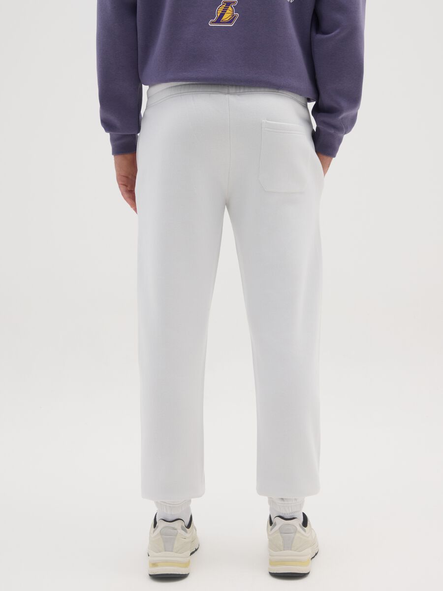 Pantaloni in misto cotone bianco regular fit con logo Los Angeles Lakers_2