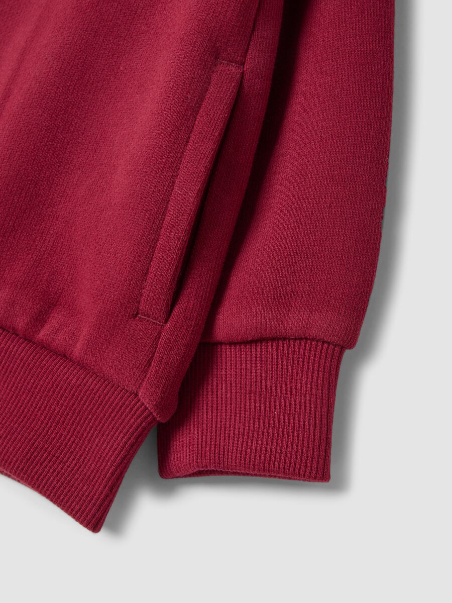 Felpa rossa con cappuccio e girocollo in puro cotone organico_3