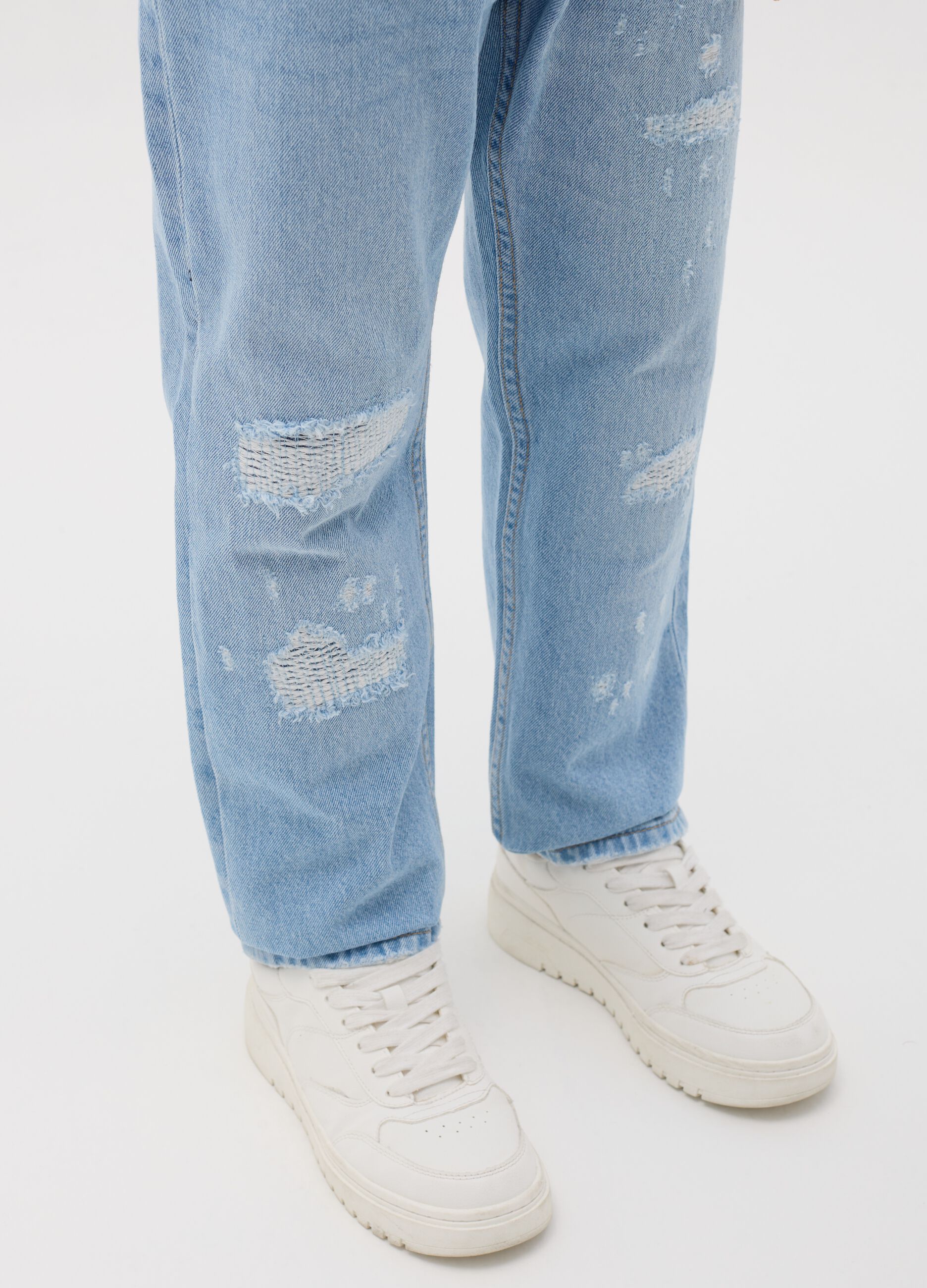 Jeans regular fit con abrasioni 
