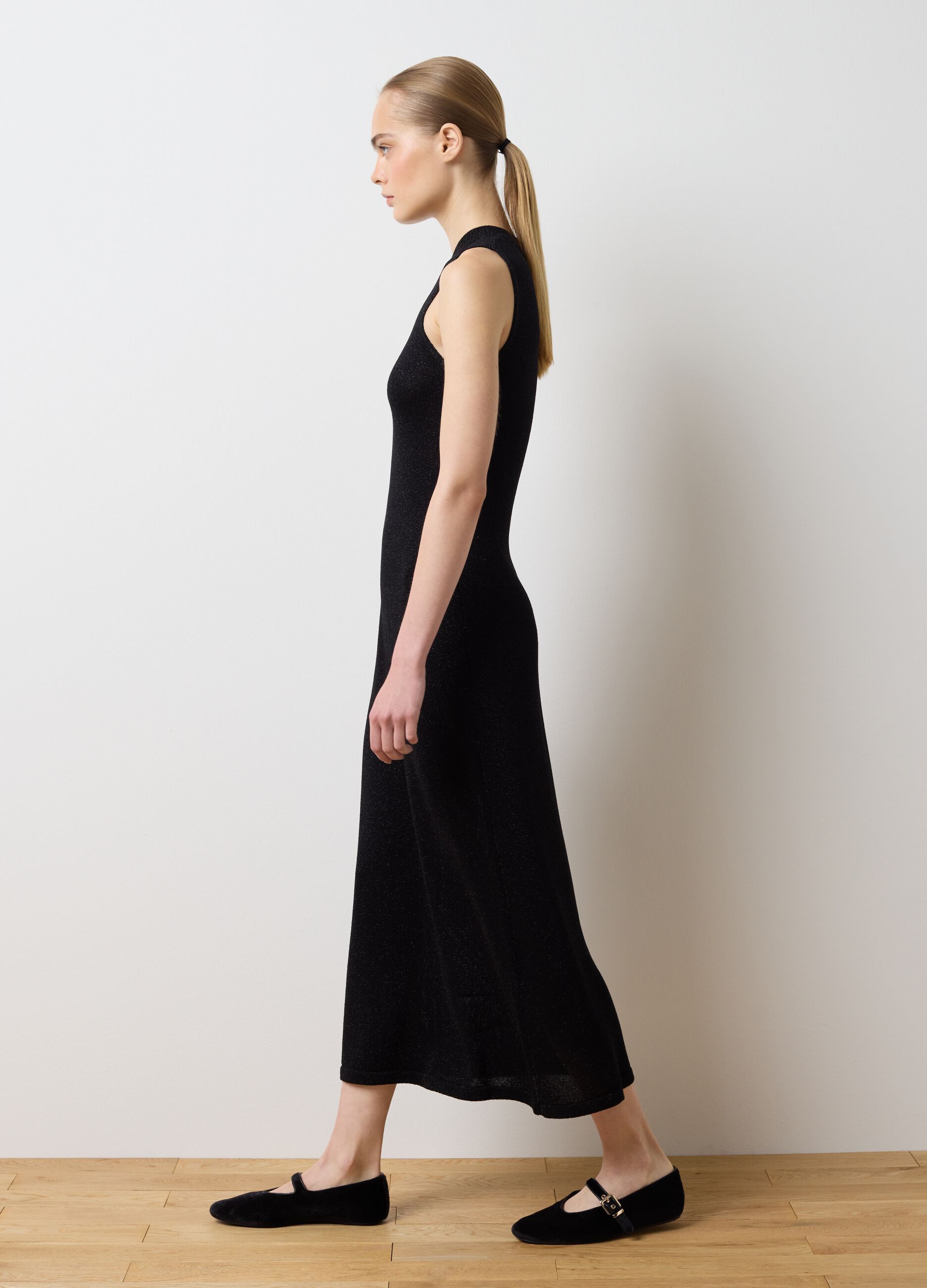 Black sleeveless fitted long dress
