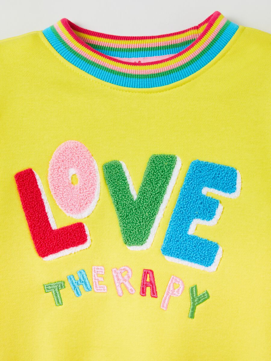 Felpa con patch lettering boucle_2