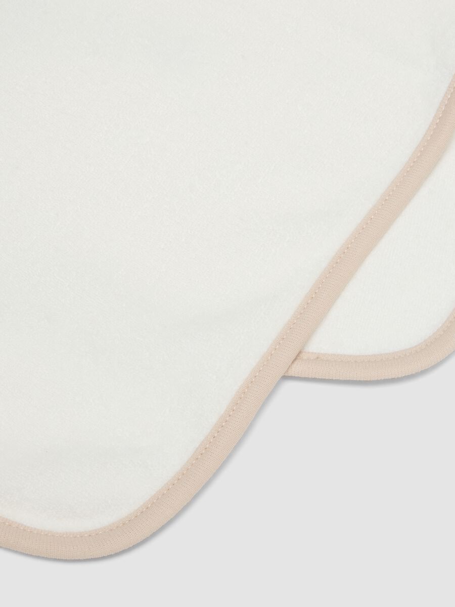 Grey & white organic cotton-blend bib set for newborns_2